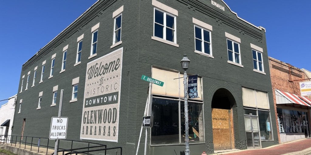 Effort to find ‘perfect tenant’ for Glenwood’s historic Alford&nbsp;building