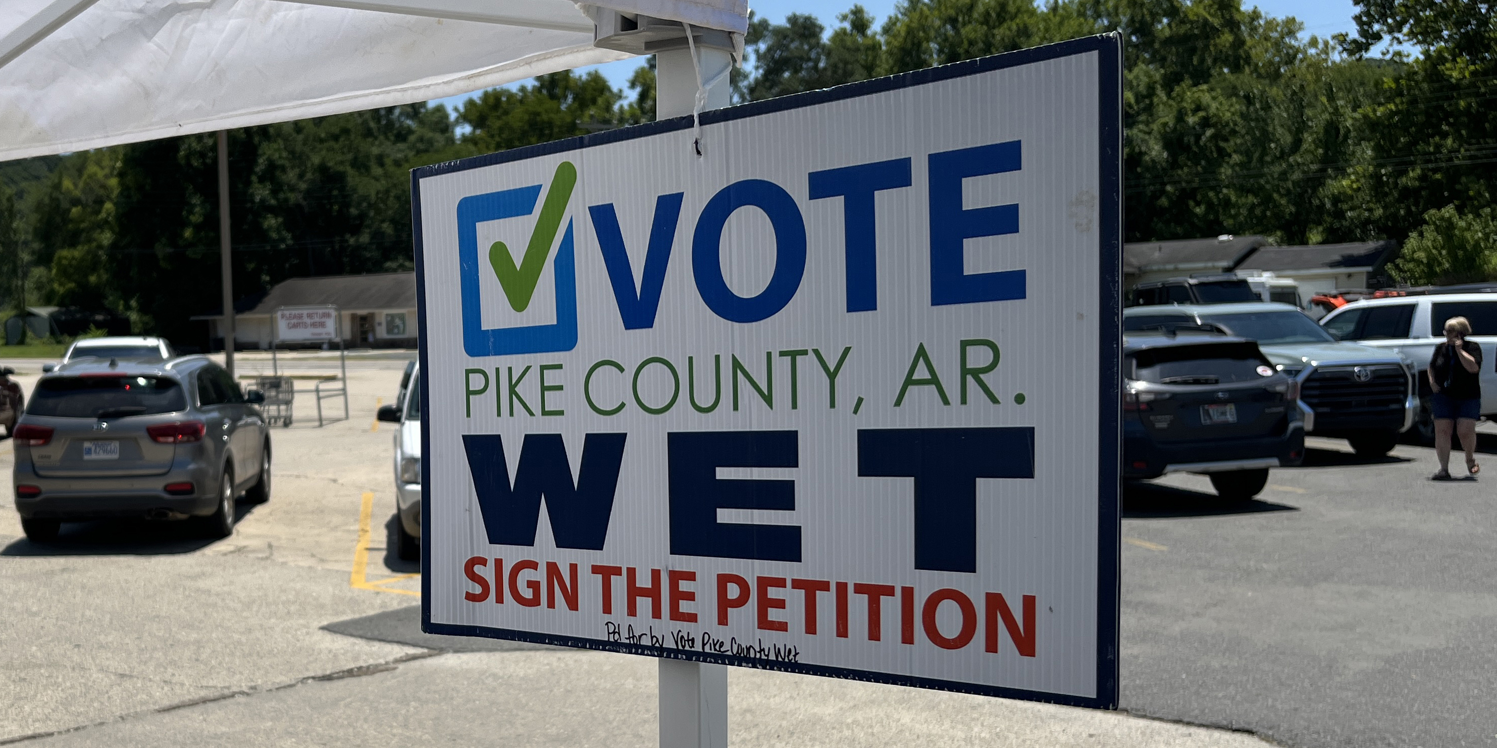 A sign outside of Wright’s Food Center in Glenwood encourages voters to sign a petition for the proposed ballot question. Photo: Michael Hibblen