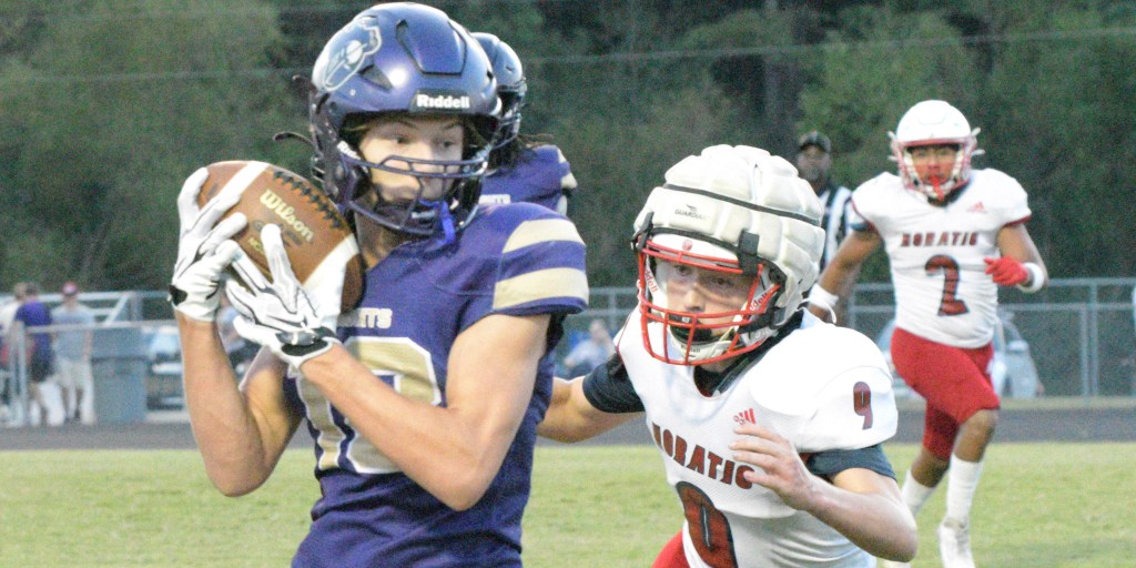 Centerpoint receiver Ely Welch catches a pass from quarterback Tony Valdez and eludes defenders to score on a 28-yard pass play for the first touchdown of the game. Photo: Paul Shepard