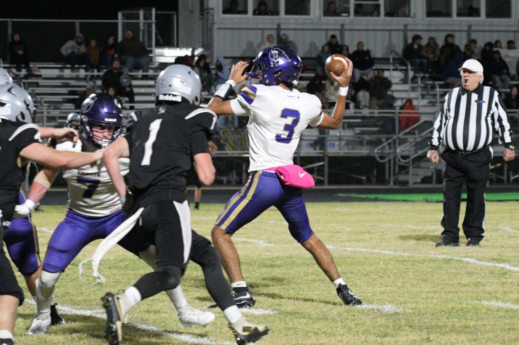 Centerpoint quarterback Tony Valdez throws a 16-yard touchdown pass to receiver Ely Welch during the second quarter of the game against Cossatot River.